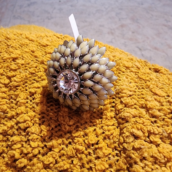 Ann Taylor Flower Cocktail Ring Statement Piece Sz 6.25 - Picture 9 of 13